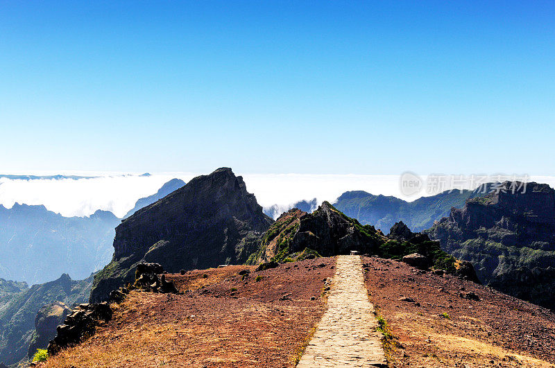 葡萄牙马德拉岛，Pico do Arieiro附近山上的小路